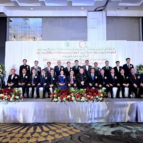 กก.ผจก.ฮีโน่มอเตอร์สเซลส์ รับโล่เชิดชูเกียรติในงานนิสิตเก่าวิศวกรรมศาสตร์ มก. สะท้อนความภาคภูมิใจขององค์กร