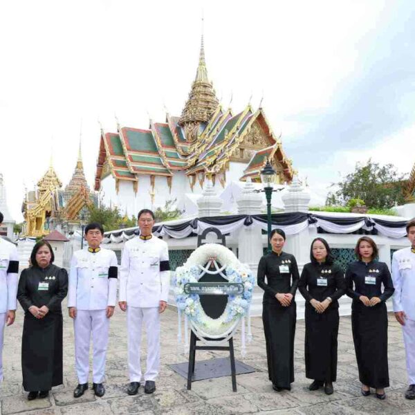 กรุงเทพประกันชีวิต ร่วมเป็นเจ้าภาพบำเพ็ญกุศล และวางพวงมาลาถวายสักการะพระบรมศพสมเด็จพระนางเจ้าสิริกิติ์ พระบรมราชินีนาถ พระบรมราชชนนีพันปีหลวง