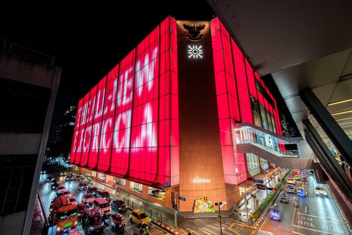 เมอร์เซเดส-เบนซ์ ต่อยอดกระแส The all-new electric CLA กับ Façade Lighting ใจกลางเมืองครั้งแรกของแบรนด์รถยนต์ในไทย กับปรากฏการณ์แสงสีสุดล้ำร่วมกับเซ็นทรัลชิดลม